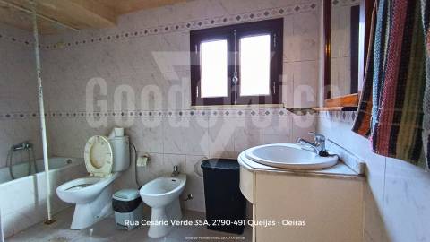 Moradia T3 para Recuperação em Óbidos | Excelente Potencial Habitacional ou Turístico
