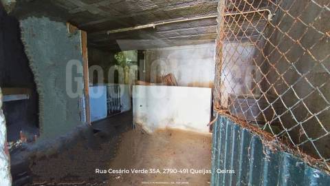 Moradia T3 para Recuperação em Óbidos | Excelente Potencial Habitacional ou Turístico
