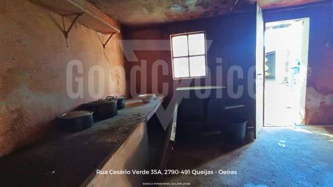 Moradia T3 para Recuperação em Óbidos | Excelente Potencial Habitacional ou Turístico
