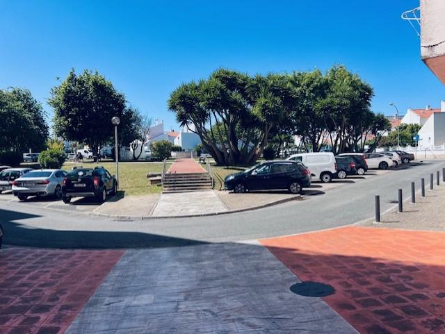 Apartamento T2 em muito bom estado, soalheiro, mobilado, no centro de Queijas perto de comércio e serviços