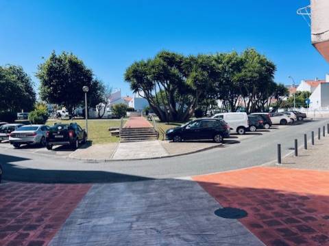 Apartamento T2 em muito bom estado, soalheiro, mobilado, no centro de Queijas perto de comércio e serviços