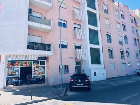 Apartamento T2 em muito bom estado, soalheiro, mobilado, no centro de Queijas perto de comércio e serviços
