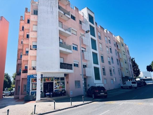 Apartamento T2 em muito bom estado, soalheiro, mobilado, no centro de Queijas perto de comércio e serviços
