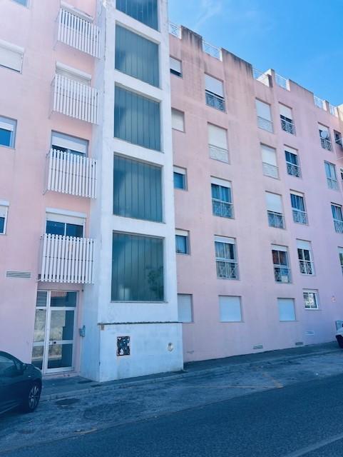 Apartamento T2 em muito bom estado, soalheiro, mobilado, no centro de Queijas perto de comércio e serviços