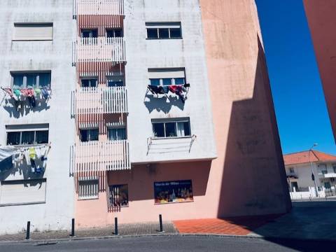 Apartamento T2 em muito bom estado, soalheiro, mobilado, no centro de Queijas perto de comércio e serviços
