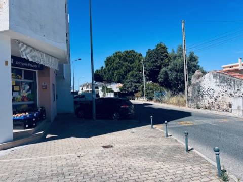 Apartamento T2 em muito bom estado, soalheiro, mobilado, no centro de Queijas perto de comércio e serviços