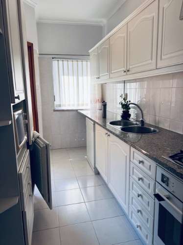 Apartamento T2 em muito bom estado, soalheiro, mobilado, no centro de Queijas perto de comércio e serviços