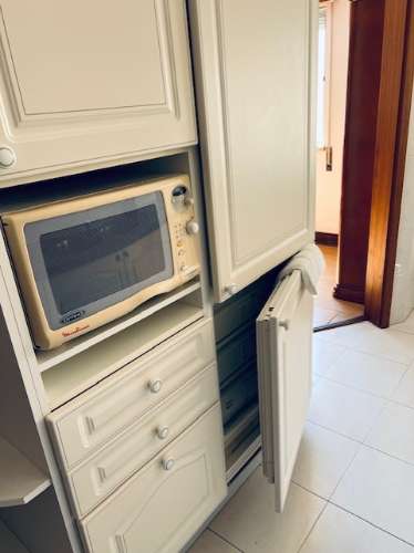 Apartamento T2 em muito bom estado, soalheiro, mobilado, no centro de Queijas perto de comércio e serviços