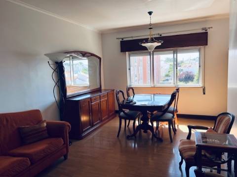Apartamento T2 em muito bom estado, soalheiro, mobilado, no centro de Queijas perto de comércio e serviços