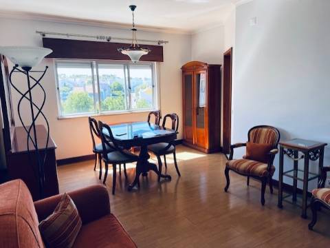 Apartamento T2 em muito bom estado, soalheiro, mobilado, no centro de Queijas perto de comércio e serviços