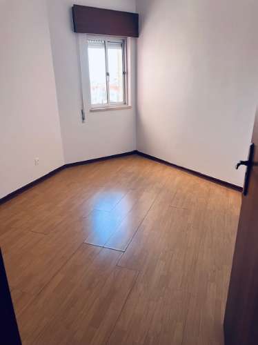 Apartamento T2 em muito bom estado, soalheiro, mobilado, no centro de Queijas perto de comércio e serviços