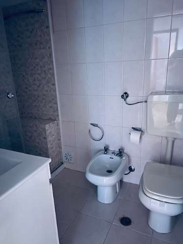 Apartamento T2 em muito bom estado, soalheiro, mobilado, no centro de Queijas perto de comércio e serviços