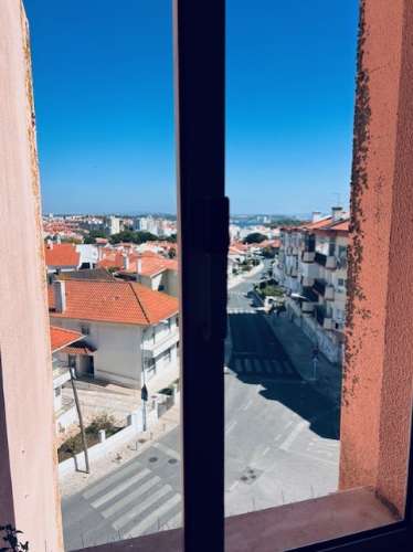 Apartamento T2 em muito bom estado, soalheiro, mobilado, no centro de Queijas perto de comércio e serviços