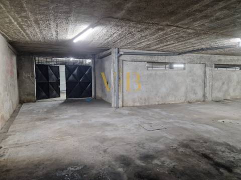 Garagem/Armazém de 130m² na Póvoa de Varzim – Excelente Localização e Acessibilidade