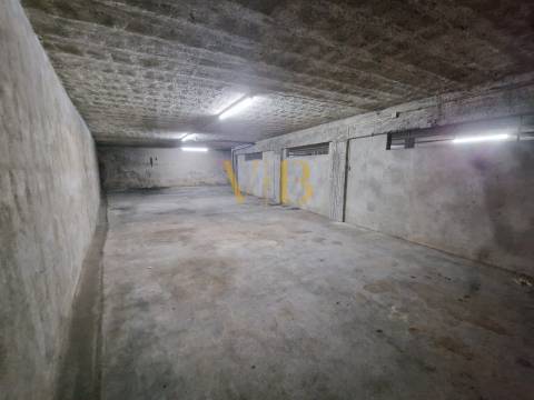 Garagem/Armazém de 130m² na Póvoa de Varzim – Excelente Localização e Acessibilidade