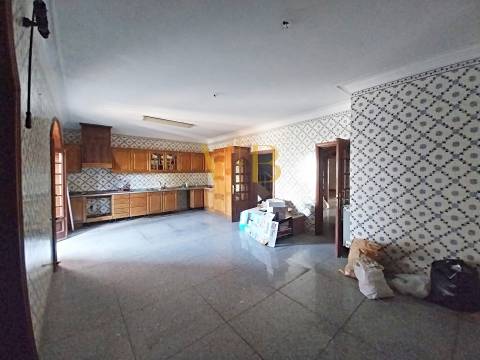 Moradia T4 com Excelente Potencial no Centro da Cidade