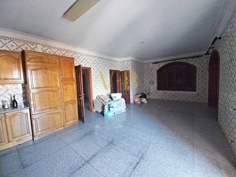 Moradia T4 com Excelente Potencial no Centro da Cidade