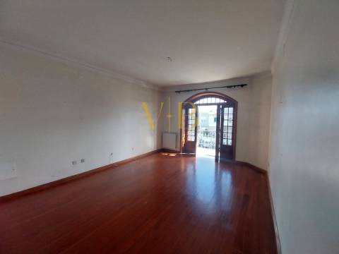 Moradia T4 com Excelente Potencial no Centro da Cidade