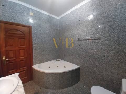 Moradia T4 com Excelente Potencial no Centro da Cidade