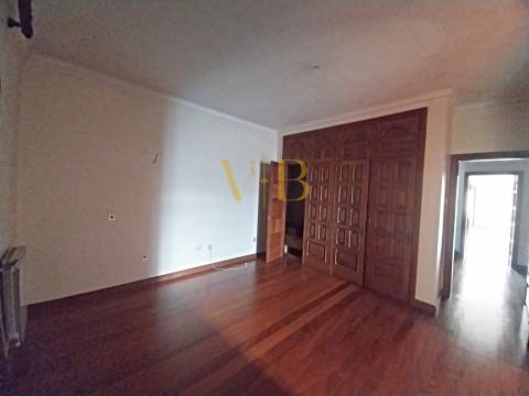 Moradia T4 com Excelente Potencial no Centro da Cidade