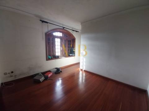 Moradia T4 com Excelente Potencial no Centro da Cidade