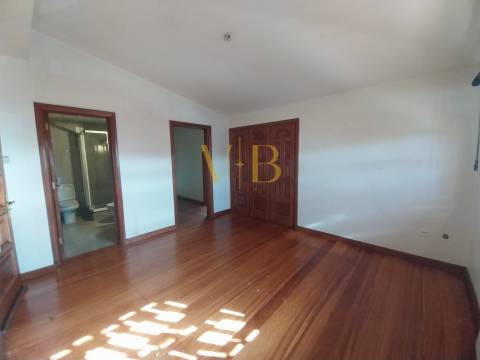 Moradia T4 com Excelente Potencial no Centro da Cidade