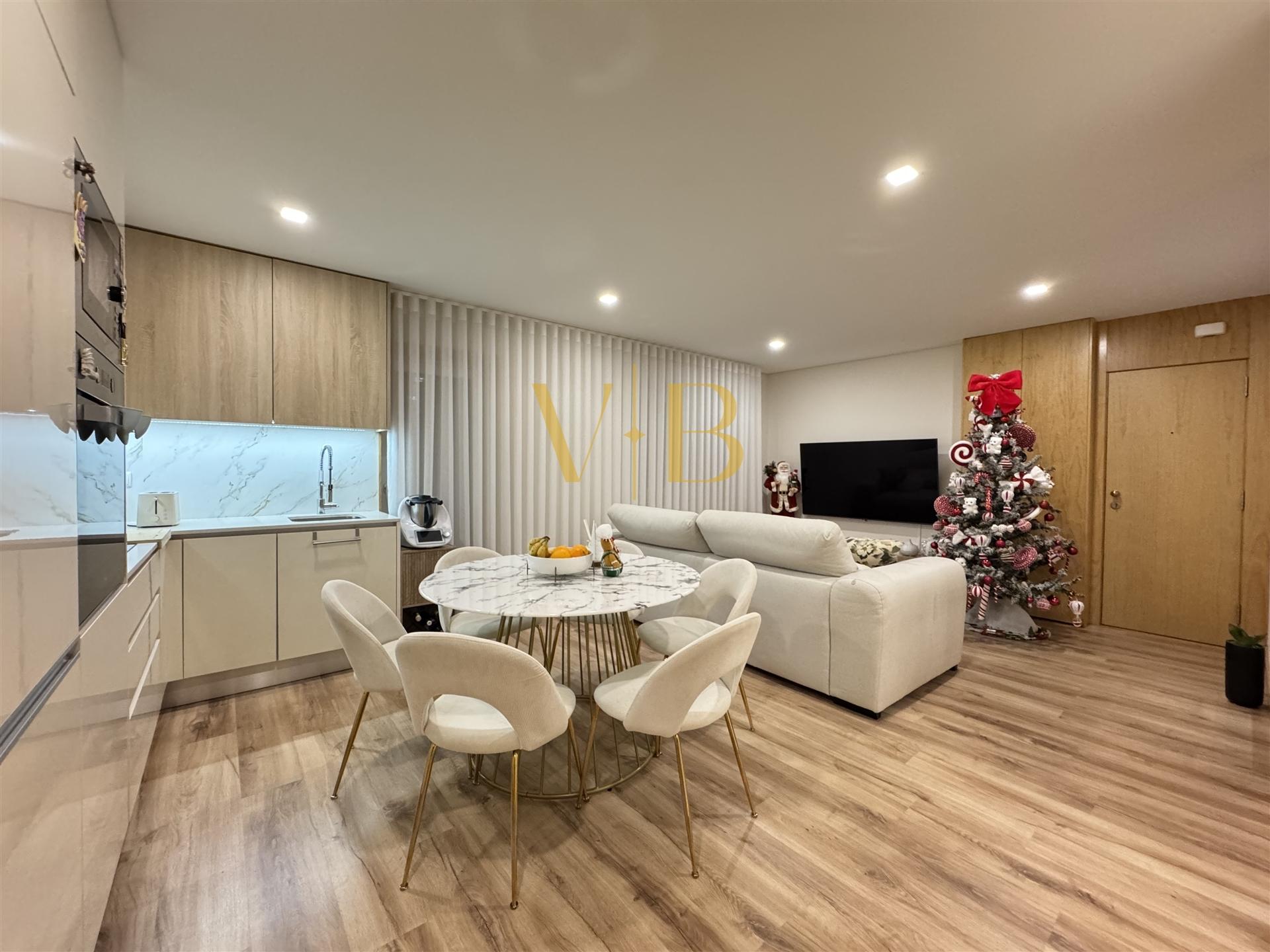 T3 Remodelado junto à Praça do Almada – Terraço Exclusivo de 30 m²