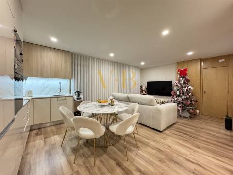 T3 Remodelado junto à Praça do Almada – Terraço Exclusivo de 30 m²