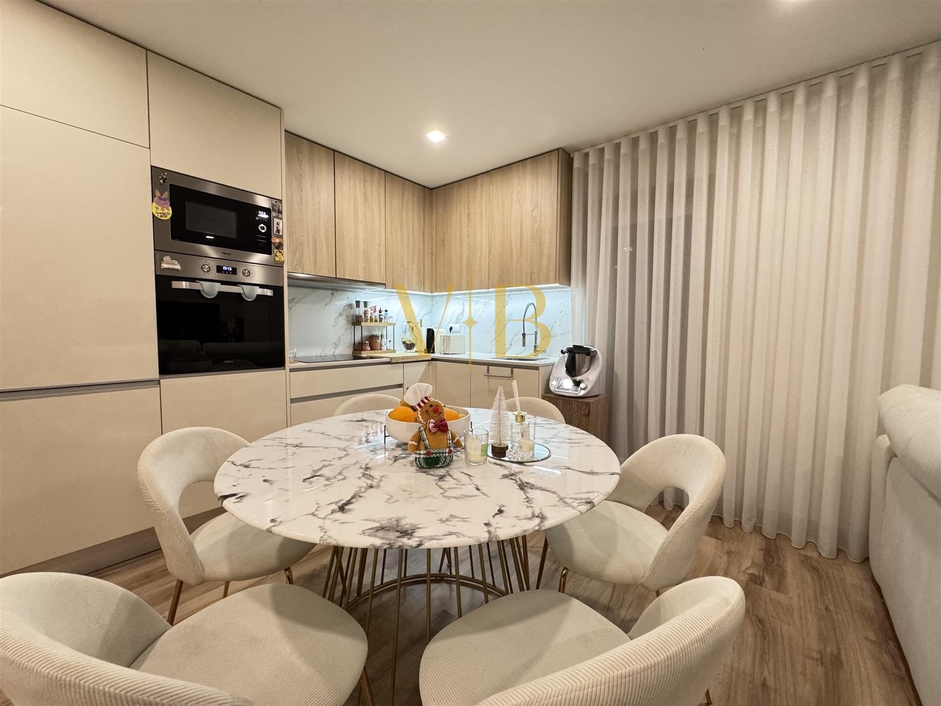 T3 Remodelado junto à Praça do Almada – Terraço Exclusivo de 30 m²