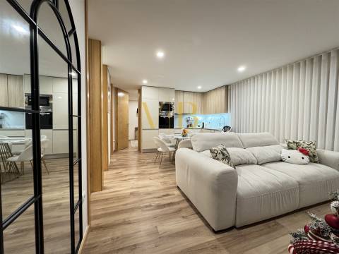 T3 Remodelado junto à Praça do Almada – Terraço Exclusivo de 30 m²