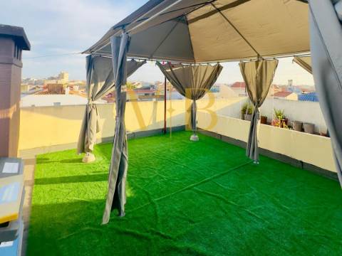 T3 Remodelado junto à Praça do Almada – Terraço Exclusivo de 30 m²
