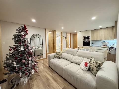 T3 Remodelado junto à Praça do Almada – Terraço Exclusivo de 30 m²