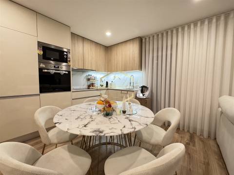 T3 Remodelado junto à Praça do Almada – Terraço Exclusivo de 30 m²