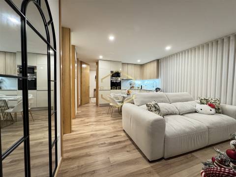 T3 Remodelado junto à Praça do Almada – Terraço Exclusivo de 30 m²