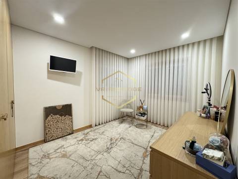 T3 Remodelado junto à Praça do Almada – Terraço Exclusivo de 30 m²