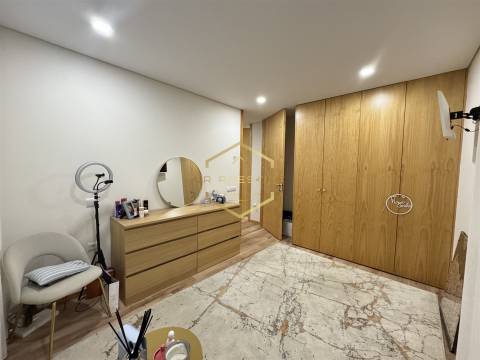 T3 Remodelado junto à Praça do Almada – Terraço Exclusivo de 30 m²