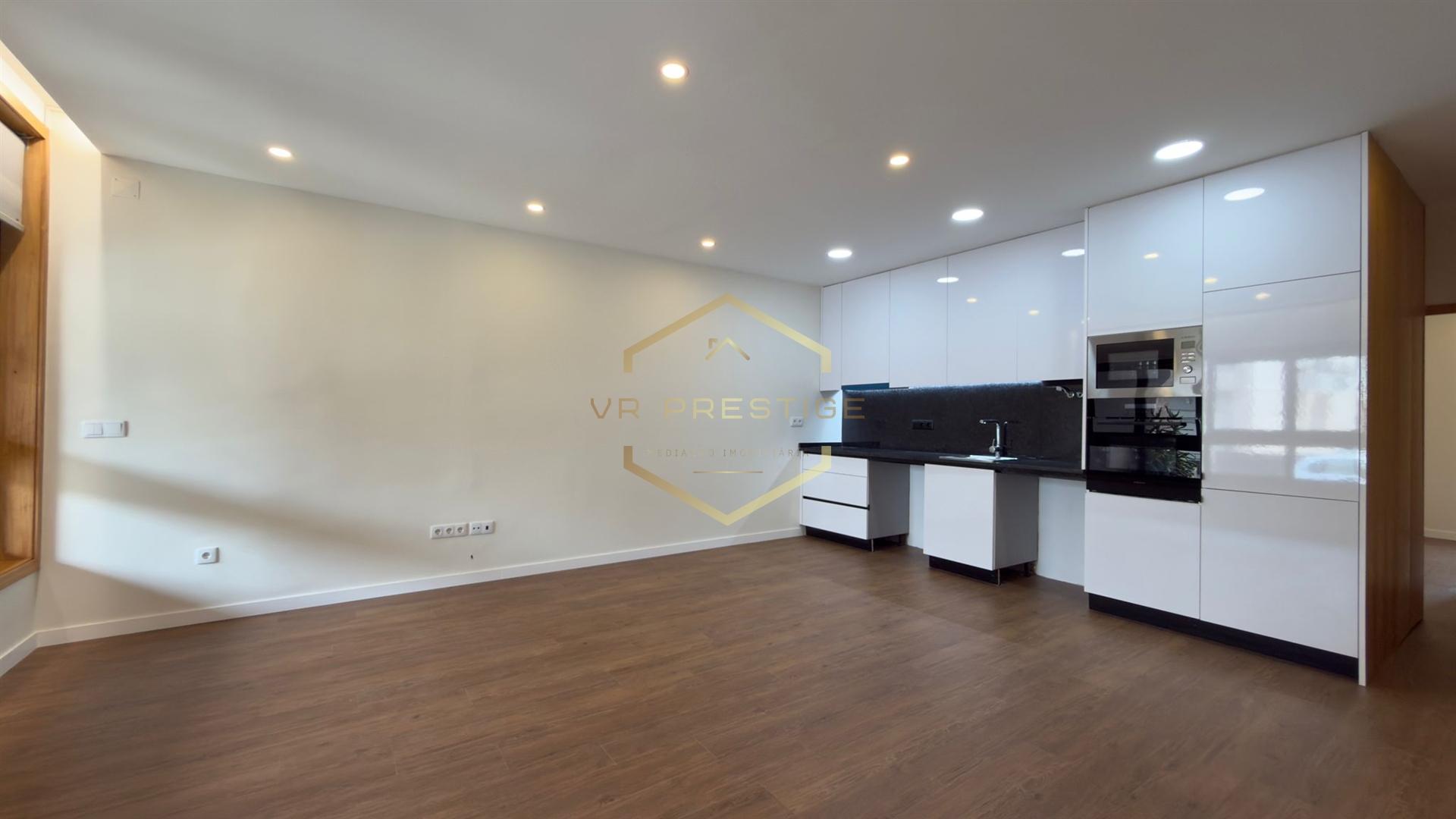 Apartamento T2 totalmente remodelado com Terraço no coração das Caxinas