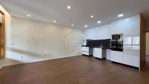 Apartamento T2 totalmente remodelado com Terraço no coração das Caxinas
