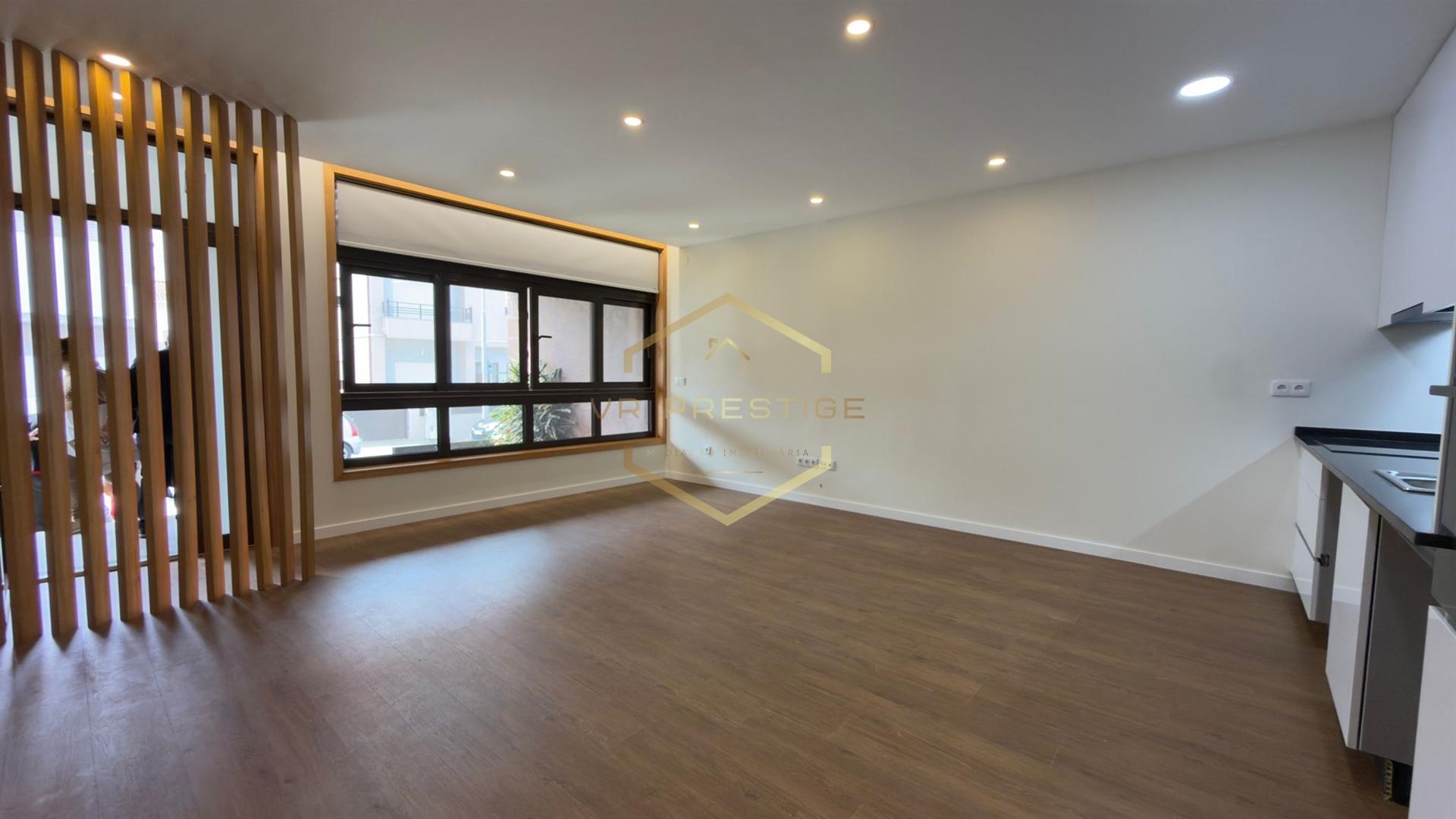 Apartamento T2 totalmente remodelado com Terraço no coração das Caxinas