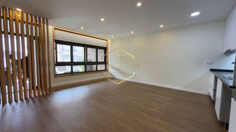 Apartamento T2 totalmente remodelado com Terraço no coração das Caxinas