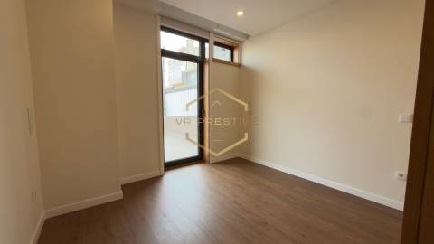 Apartamento T2 totalmente remodelado com Terraço no coração das Caxinas