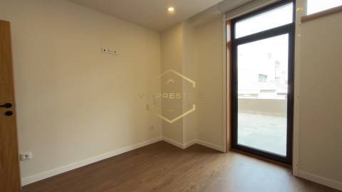 Apartamento T2 totalmente remodelado com Terraço no coração das Caxinas