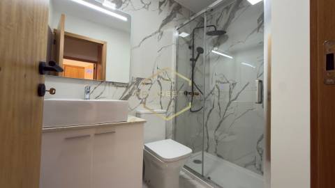 Apartamento T2 totalmente remodelado com Terraço no coração das Caxinas