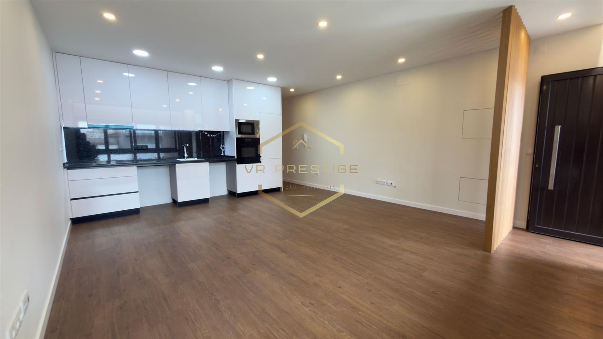 Apartamento T2 totalmente remodelado com Terraço no coração das Caxinas