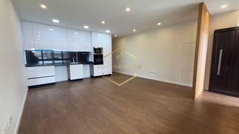 Apartamento T2 totalmente remodelado com Terraço no coração das Caxinas