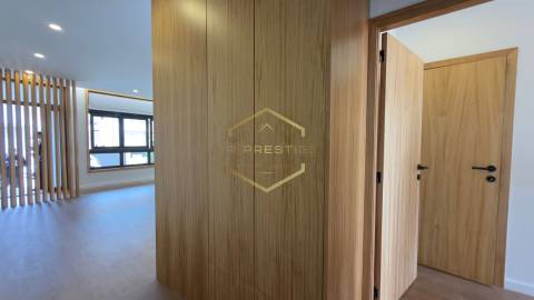 Apartamento T2 totalmente remodelado com Terraço no coração das Caxinas
