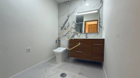 Apartamento T2 totalmente remodelado com Terraço no coração das Caxinas