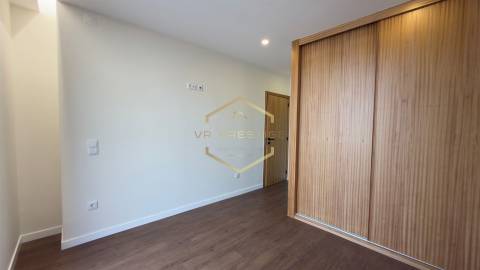 Apartamento T2 totalmente remodelado com Terraço no coração das Caxinas