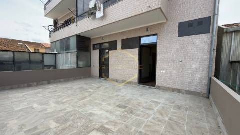 Apartamento T2 totalmente remodelado com Terraço no coração das Caxinas