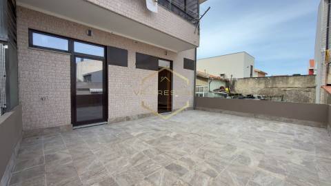 Apartamento T2 totalmente remodelado com Terraço no coração das Caxinas